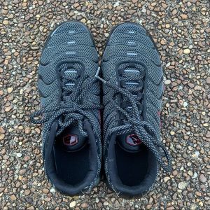 Boys Nike Air Max. 6Y black and red.